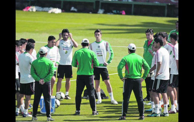 Integrantes de la Selección Nacional durante la práctica realizada ayer en el Centro de Alto Rendimiento de la Femexfut. MEXSPORT  /