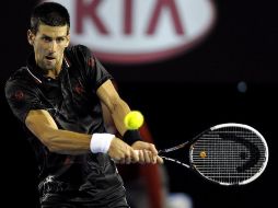 El serbio Novak Djokovic ante el australiano Lleyton Hewitt en los octavos de final del Abierto de Australia. EFE  /