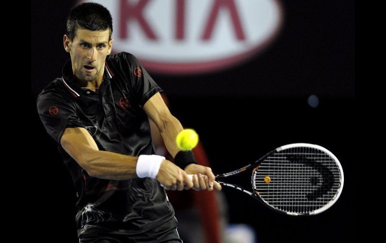 El serbio Novak Djokovic ante el australiano Lleyton Hewitt en los octavos de final del Abierto de Australia. EFE  /