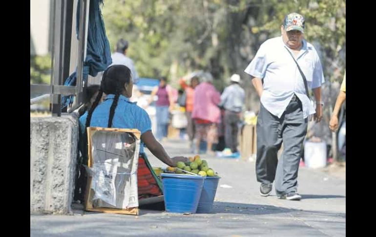 Ambulantes pagan una cuota para vender sus productos, principalmente en plazas o andadores.  /