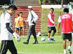 El entrenador Juan Carlos Chávez (c) da instrucciones durante la práctica rojinegra del martes.  /