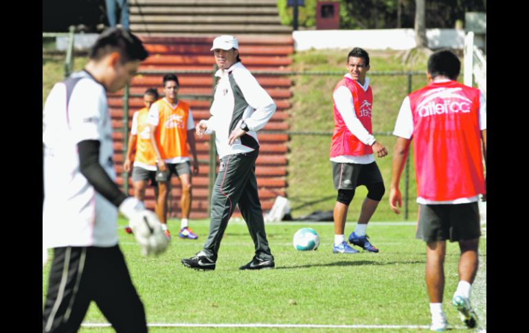 El entrenador Juan Carlos Chávez (c) da instrucciones durante la práctica rojinegra del martes.  /