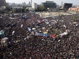 Miles de egipcios se congregan, celebrando en la plaza Tahrir, para conmemorar el primer aniversario de la revolución. EFE  /