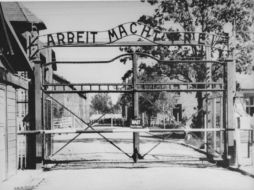 La imagen muestra la entrada principal al campo de concentración Auschwitz en Polonia. ESPECIAL  /