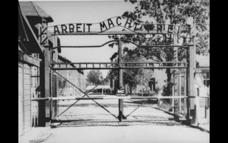 La imagen muestra la entrada principal al campo de concentración Auschwitz en Polonia. ESPECIAL  /