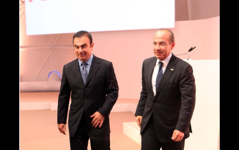 El Presidente Felipe Calderón  con Carlos Ghosn, presidente y CEO de Nissan Motors. NOTIMEX  /