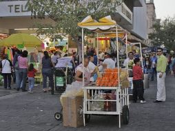 Ayón dijo que tienen 50 inspectores en el Centro , 25 por turno para supervisar toda clase de comercio. ARCHIVO  /