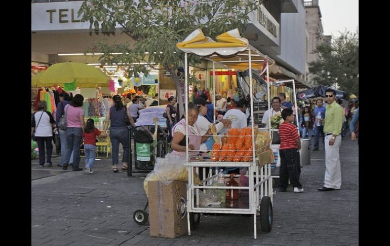 Ayón dijo que tienen 50 inspectores en el Centro , 25 por turno para supervisar toda clase de comercio. ARCHIVO  /