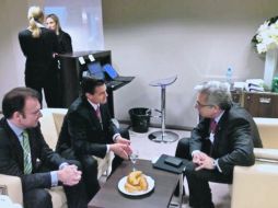 Peña Nieto (c) y Zedillo platican en Davos, la imagen fue  facilitada por Luis Videgaray (i), coordinador de campaña del mexiquense.  /