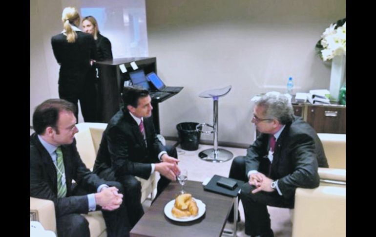 Peña Nieto (c) y Zedillo platican en Davos, la imagen fue  facilitada por Luis Videgaray (i), coordinador de campaña del mexiquense.  /