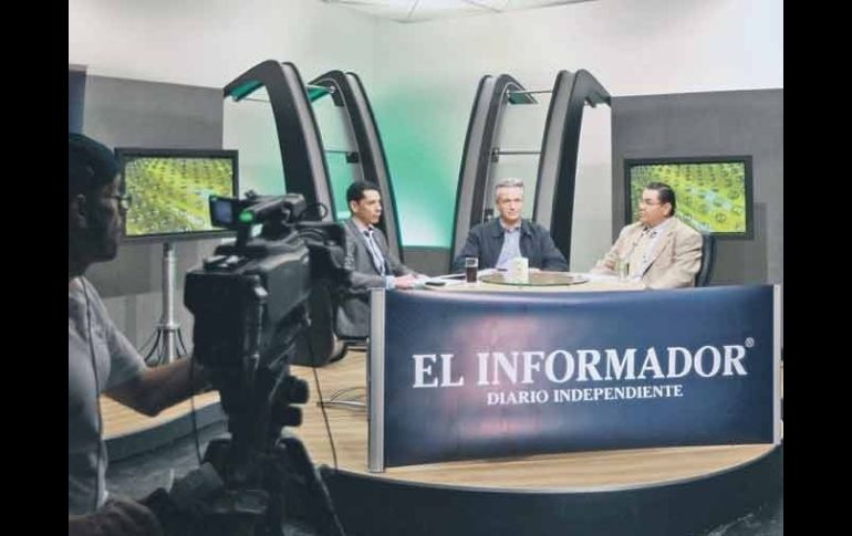 Alfonso Petersen (cen.) en la entrevista realizada por Alejandro Cabanillas, jefe de información de esta casa editorial (der.).  /