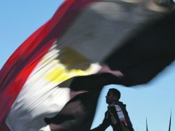 Un manifestante ondea la bandera de Egipto como parte de la celebración de la revolución, en la Plaza Tahrir. REUTERS  /