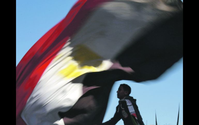 Un manifestante ondea la bandera de Egipto como parte de la celebración de la revolución, en la Plaza Tahrir. REUTERS  /