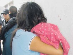 Una de las mujeres aprehendidas, tras descubrir que pretendían vender a una menor con fines de adopción. ESPECIAL  /