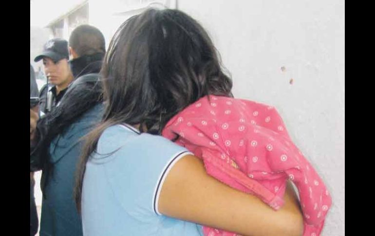 Una de las mujeres aprehendidas, tras descubrir que pretendían vender a una menor con fines de adopción. ESPECIAL  /