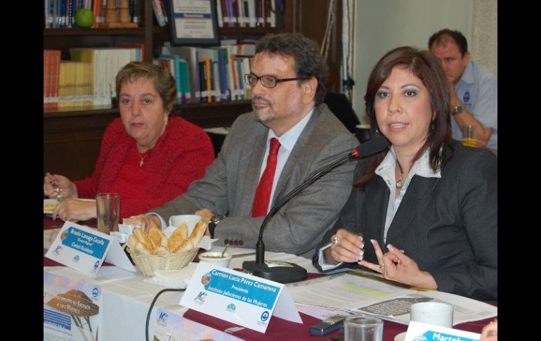 Bertha Limón, presidenta de la asociación civil de Jalisco a las Mujeres, Braulio Laveaga, director de Canieti, y Carmen Pérez del IJM.  /