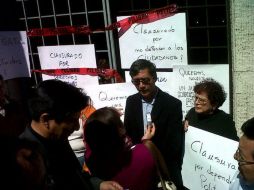 Colocaron en la puerta cartulinas que decían “Clausuradopor violación a los derechos humanos” y “queremos una comisión ciudadana”.  /