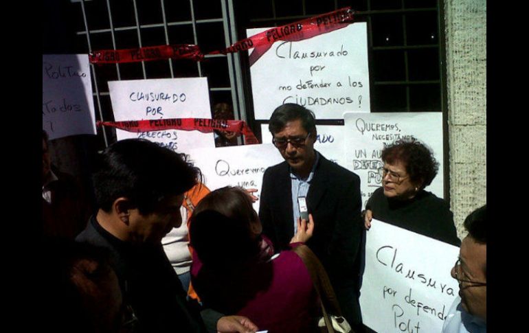 Colocaron en la puerta cartulinas que decían “Clausuradopor violación a los derechos humanos” y “queremos una comisión ciudadana”.  /