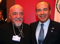 El Presidente Felipe Calderón saluda a Paulo Coelho, novelista brasileño. ESPECIAL  /