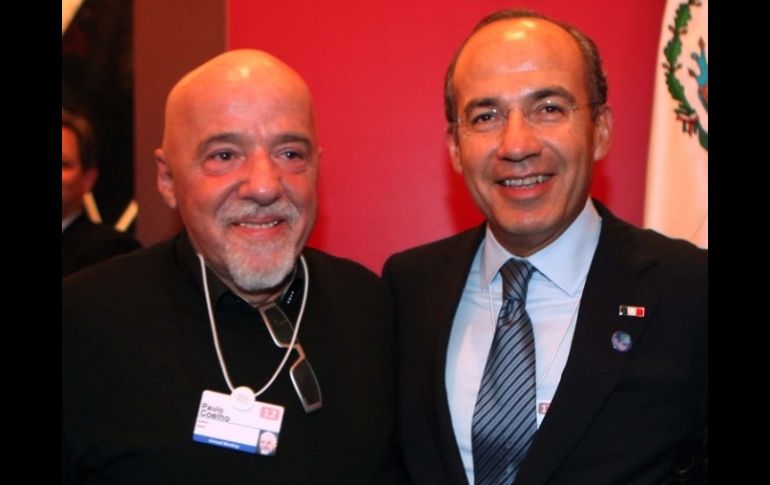 El Presidente Felipe Calderón saluda a Paulo Coelho, novelista brasileño. ESPECIAL  /