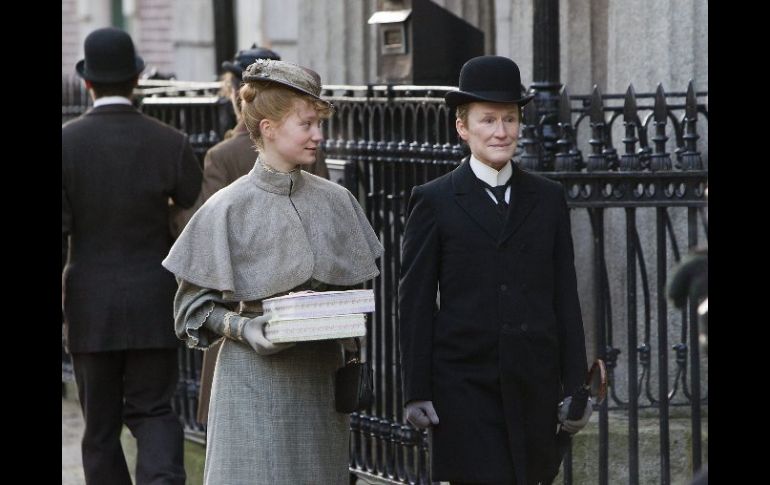 Las actrices Mia Wasikowska en el papel de Helen y Glenn Close en el papel de Albert Nobbs. EFE  /