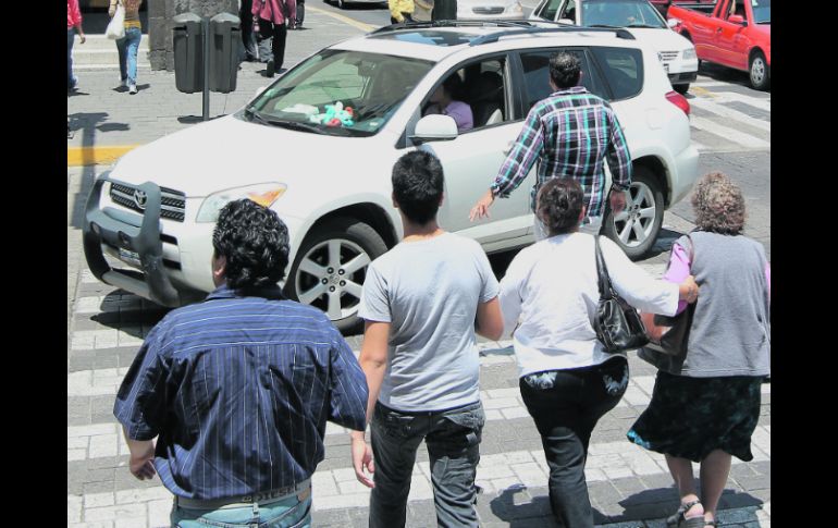 Cruces peligrosos para el peatón, probablemente los hay en toda la ciudad.  /