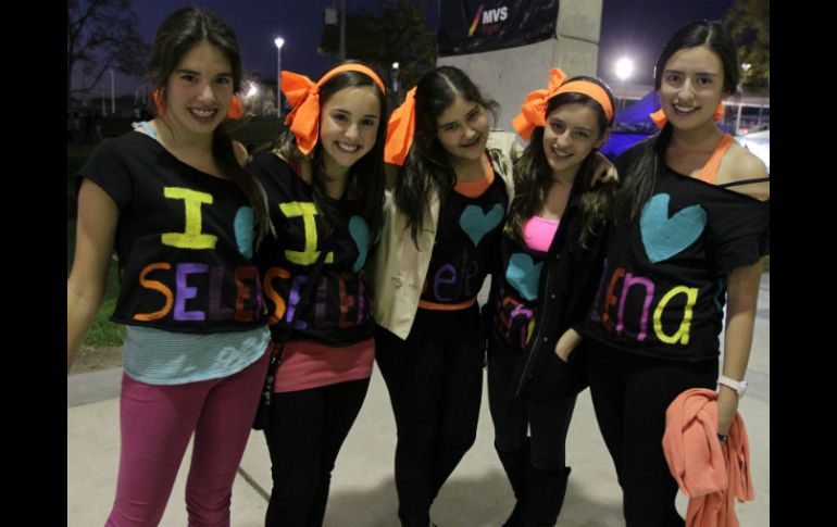 Entre blusas rosas, azules y negras, las jovencitas esperaban por entrar al concierto de Gómez.  /