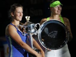 Victoria Azarenka (izq) y la rusa Maria Sharapova (der) posan con sus trofeos tras la final feminina del Abierto de Australia. EFE  /