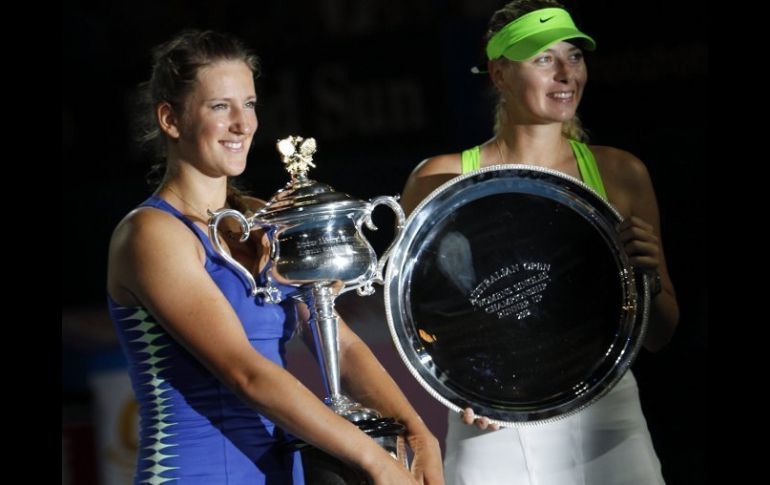 Victoria Azarenka (izq) y la rusa Maria Sharapova (der) posan con sus trofeos tras la final feminina del Abierto de Australia. EFE  /