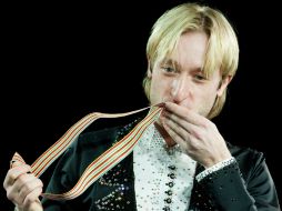 Evgeni Plushenko de Rusia besa su medalla de oro después de ganar la competencia. AFP  /