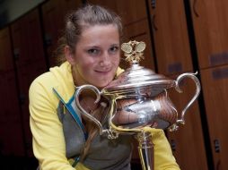 Victoria Azarenka posa en el vestuario con el trofeo del Abierto de Australia. EFE  /