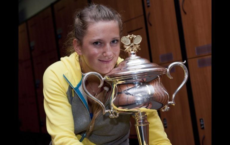 Victoria Azarenka posa en el vestuario con el trofeo del Abierto de Australia. EFE  /