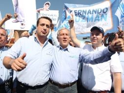 Los precandidatos del PAN a la gubernatura Hernán Cortés (izq) y Fernando Guzmán acompañados de Miguel Ángel Monraz.  /