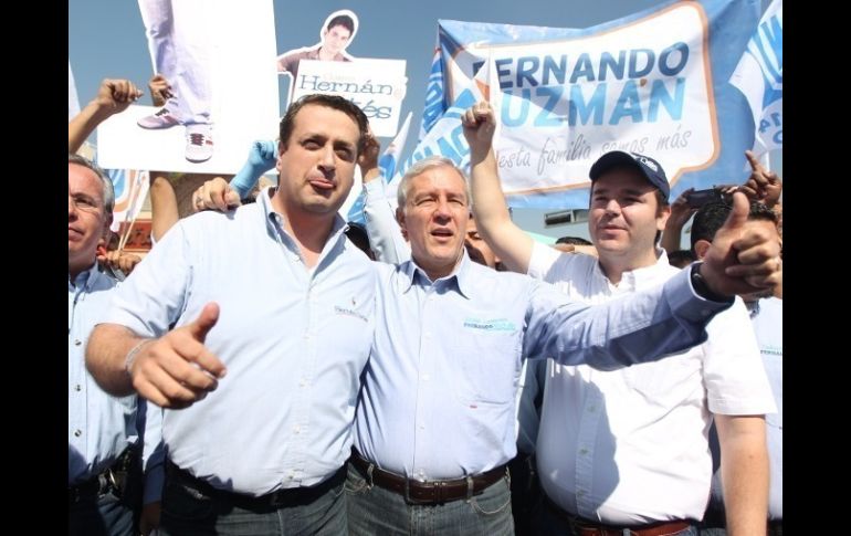 Los precandidatos del PAN a la gubernatura Hernán Cortés (izq) y Fernando Guzmán acompañados de Miguel Ángel Monraz.  /