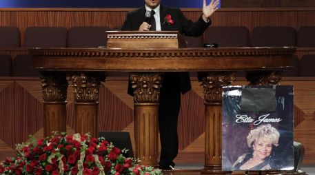 Donto James, hijo de la fallecida estrella de la música, habla durante su funeral en California. REUTERS  /