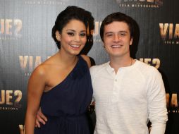 Vanessa Hudgens y Josh Hutcherson durante la premier de la secuela de la cinta inspirada en los libtros de Julio Verne. EL UNIVERSAL  /