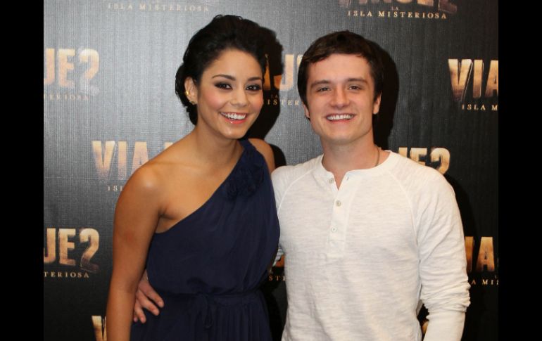 Vanessa Hudgens y Josh Hutcherson durante la premier de la secuela de la cinta inspirada en los libtros de Julio Verne. EL UNIVERSAL  /