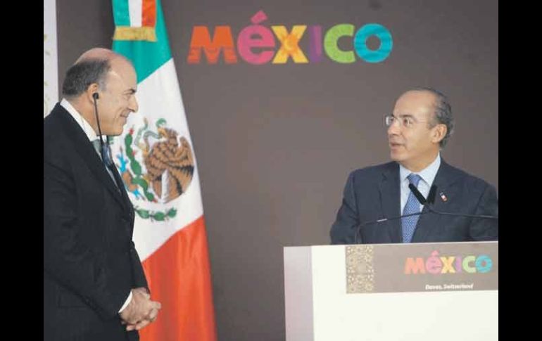 El  presidente ejecutivo de la Coca-Cola, Muhtar Kent junto al Presidente Felipe Calderón. EL UNIVERSAL  /