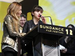 Marialy Rivas y Camila Gutiérrez reciben galardón por mejor guión en la película chilena 'Joven y alocada'. EFE  /