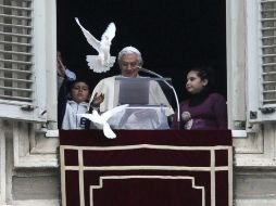 Benedicto XVI durante el tradicional rezo del Angelus en la plaza de San Pedro. EFE  /