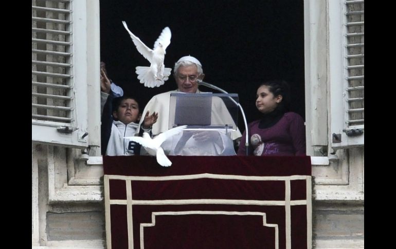 Benedicto XVI durante el tradicional rezo del Angelus en la plaza de San Pedro. EFE  /