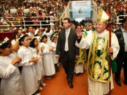 El cardenal Sandoval Íñiguez se mostró receptivo a las muestras de cariño. NTX  /