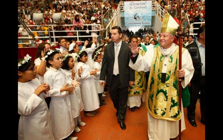 El cardenal Sandoval Íñiguez se mostró receptivo a las muestras de cariño. NTX  /