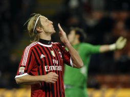 Massimo Ambrosini celebra el tercer gol del Milán en el partido. REUTERS  /