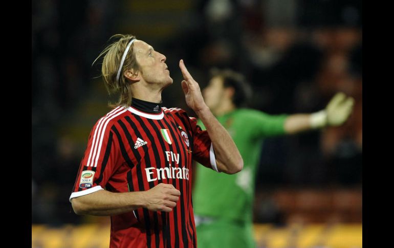 Massimo Ambrosini celebra el tercer gol del Milán en el partido. REUTERS  /