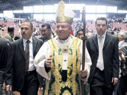 El cardenal Juan Sandoval Íñiguez, al término de la eucaristía celebrada ayer en el Auditorio Benito Juárez.  /