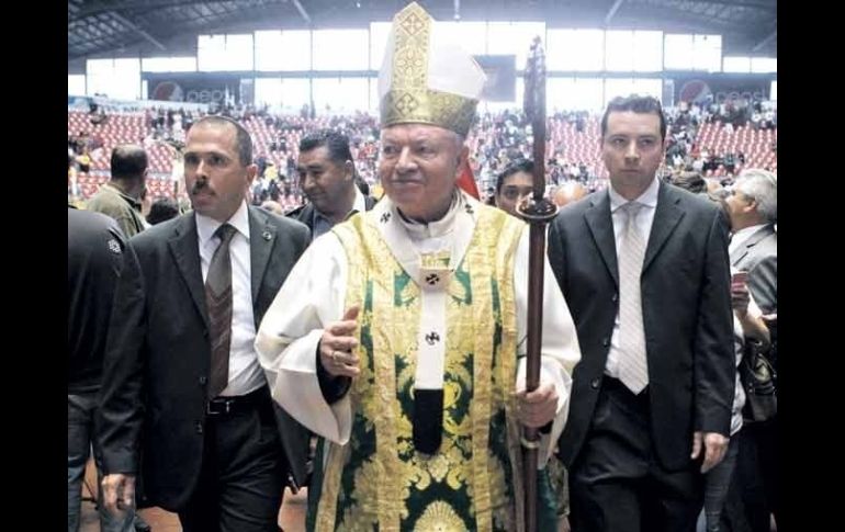 El cardenal Juan Sandoval Íñiguez, al término de la eucaristía celebrada ayer en el Auditorio Benito Juárez.  /