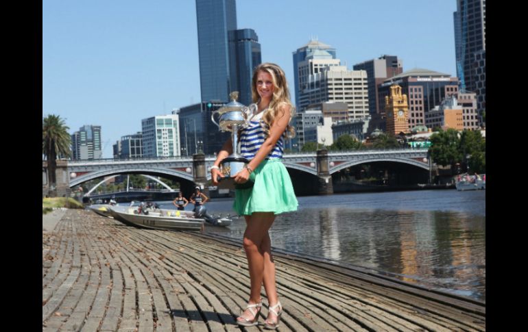 La bielorrusa es la nueva líder de la clasificación mundial de tenis tras erigirse campeona en Australia. EFE  /