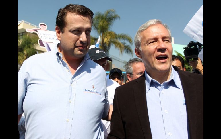 Fernando Guzmán (der), y Hernán Cortés se reunieron en la Minerva con militantes el pasado 28 de Enero. ARCHIVO  /