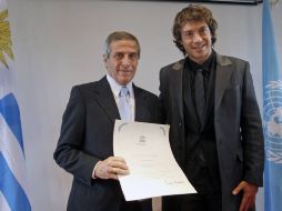 A la ceremonia de Tabárez (izq) acudió el capitán de la selección uruguaya, Diego Lugano (der). AP  /